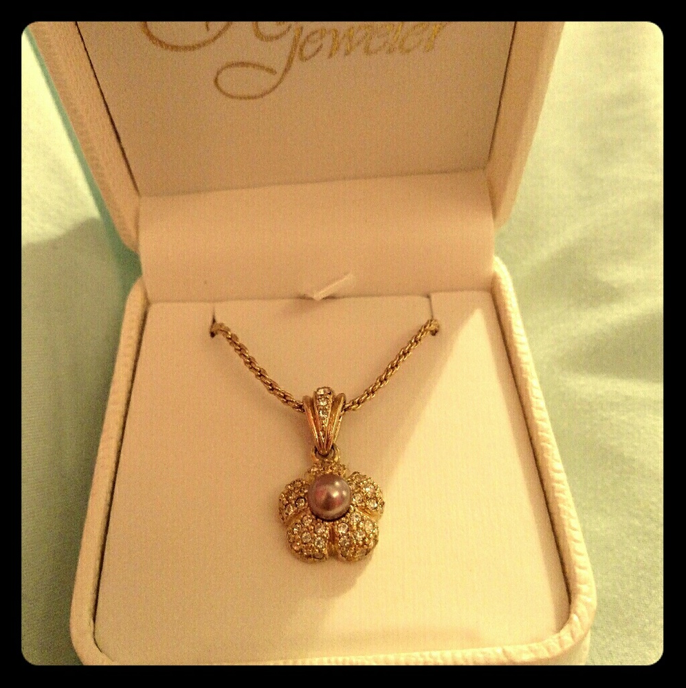 Shimmering flower necklace